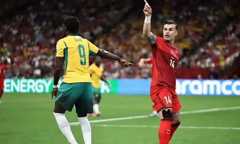 世锦赛惊现乌龙助攻！美国接力队2-0险胜澳大利亚晋级决赛